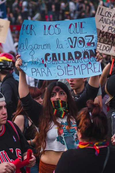 Протести Сантьяго показують їх невдоволення чилійським урядом через соціальну кризу. — стокове фото