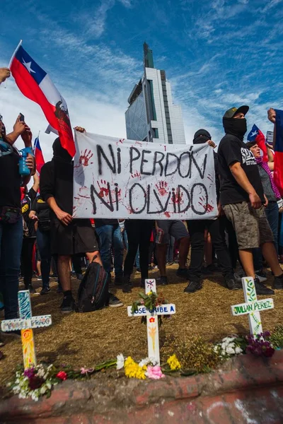 Le proteste di Santiago mostrano la loro insoddisfazione per il governo cileno a causa della crisi sociale — Foto Stock