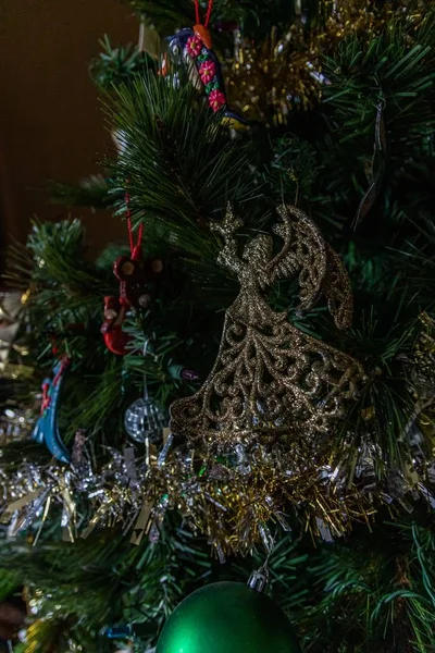 Foto vertical de los ornamentos en un árbol de Navidad — Foto de Stock