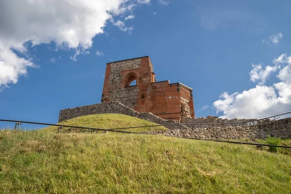 Torre del Castillo de Gediminas en una colina cubierta de vegetación bajo la luz del sol en Vilna, Lituania. —  Fotos de Stock