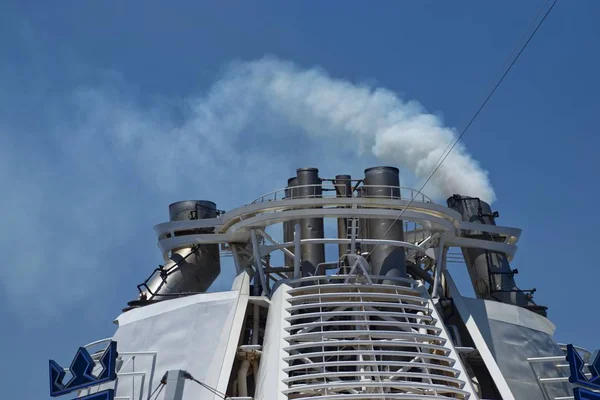 Prunes fumées sortant des gaz d'échappement des navires de croisière — Photo