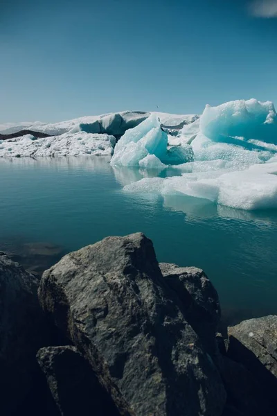 Een Verticale Foto Van Prachtige Ijsbergen Het Water Dat Ijsland — Stockfoto
