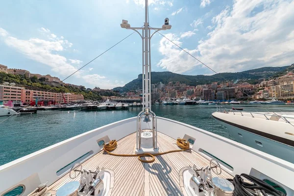 Belle prise de vue depuis le yacht près des bateaux et des bâtiments au loin à Monaco — Photo