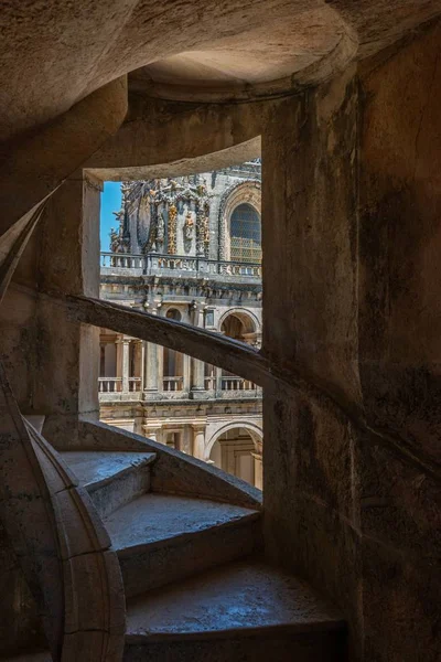 Escalera interior del Convento de Cristo bajo la luz del sol en Portugal — Foto de Stock