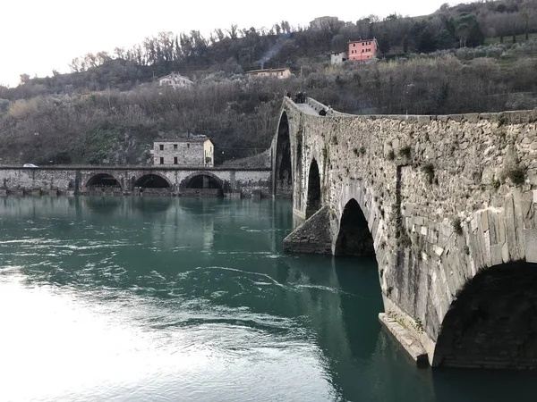 Ponte Della Maddalena pont entouré de collines et de verdure à Borgo a Mozzano en Italie — Photo