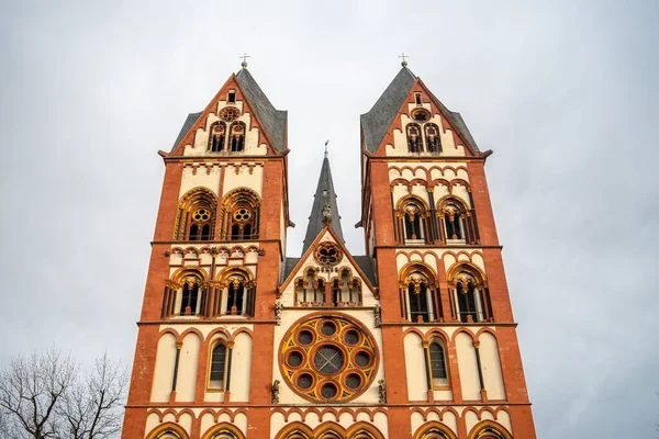 Limburská katedrála pod zataženou oblohou a slunečním světlem v Německu — Stock fotografie