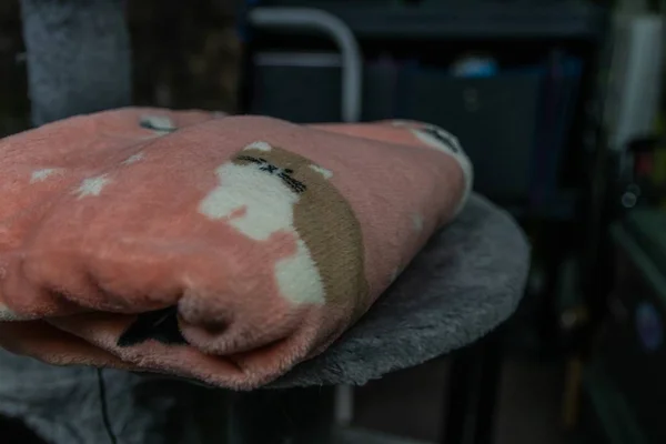 Снимок одеяла на стуле — стоковое фото