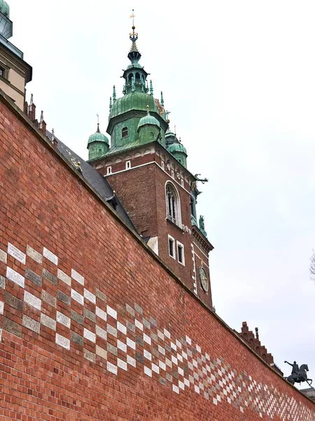 Κάθετη χαμηλή γωνία πυροβολισμό του διάσημου Wawel Royal Castle Κρακοβία, Πολωνία — Φωτογραφία Αρχείου