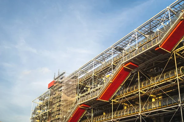 Centre Pompidou under a blue sky and sunlight during daytime in Paris in France — 스톡 사진