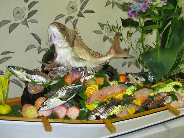 Κοντινό πλάνο των θαλασσινών σε ένα πιάτο στο τραπέζι κοντά στο πράσινο σε ένα σπίτι — Φωτογραφία Αρχείου