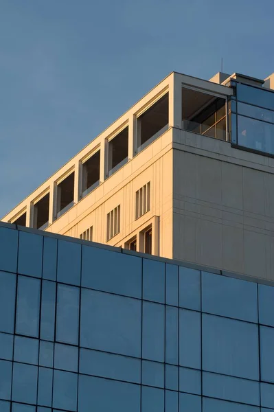 Ένα Σύγχρονο Κτίριο Μπλε Τζάμια Κάτω Από Φως Του Ήλιου — Φωτογραφία Αρχείου