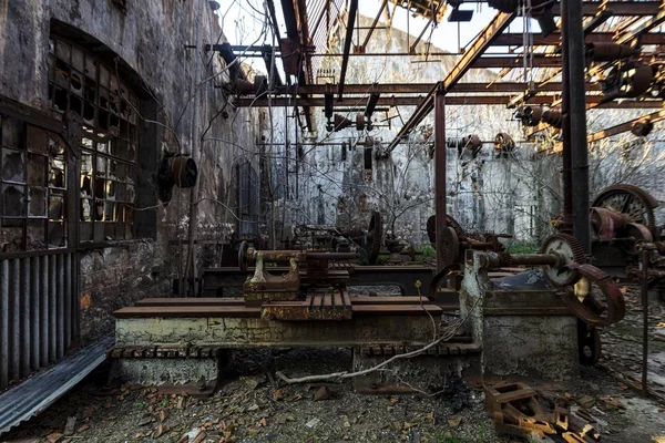 Ruinas de trenes antiguos en un antiguo astillero de trenes capturado en el Líbano — Foto de Stock
