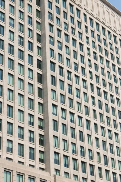Colpo Verticale Grattacielo Calcestruzzo Con Molte Finestre — Foto Stock