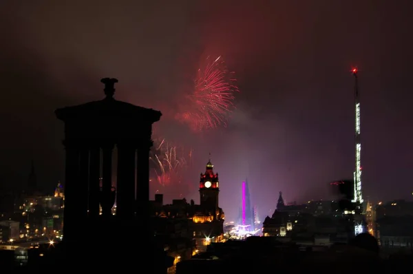 Low hoek opname van de nachtelijke kleurrijke vuurwerk in Londen — Stockfoto