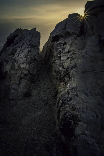 Güneşin Kanyondaki Dağlık Bir Manzaranın Üzerinden Yükselişinin Dikey Görüntüsü — Stok fotoğraf