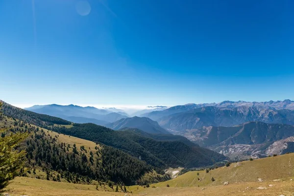 Schöne Aufnahme des bewaldeten Berges unter blauem Himmel im Mercantour Nationalpark. Frankreich — Stockfoto