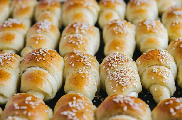 Primo piano di deliziosi piccoli croissant tirati fuori dal forno - perfetti per un blog di cucina — Foto Stock