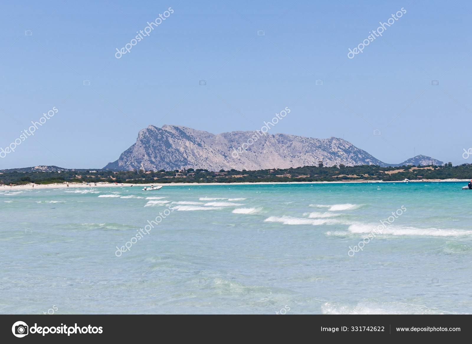 撒丁岛san Teodoro海滩上清澈的地中海水带着山丘背景 图库照片 C Wirestock 撒丁岛san Teodoro海滩上清澈的地中海水带着山丘背景 图库照片 C Wirestock