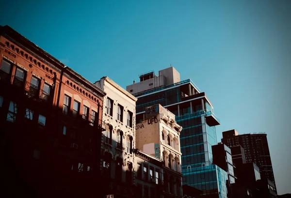 Een Lage Hoek Van Appartementen Bedrijfsgebouwen — Stockfoto