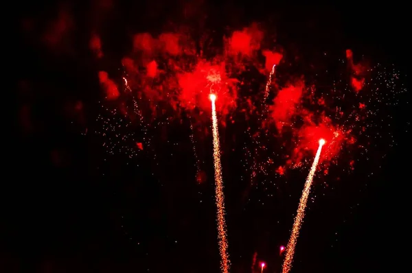 Low angle view van kleurrijk vuurwerk in de lucht tijdens de nacht - een koele foto voor achtergronden — Stockfoto