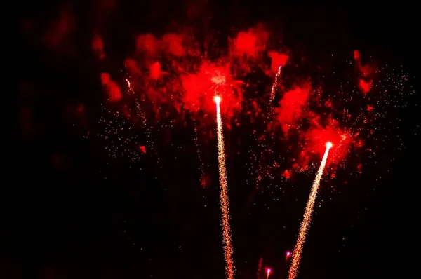 Vista de bajo ángulo de fuegos artificiales de colores en el cielo durante la noche - una imagen fresca para fondos — Foto de Stock