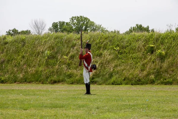 Voják z 18. století se chystá vystřelit z muškety — Stock fotografie