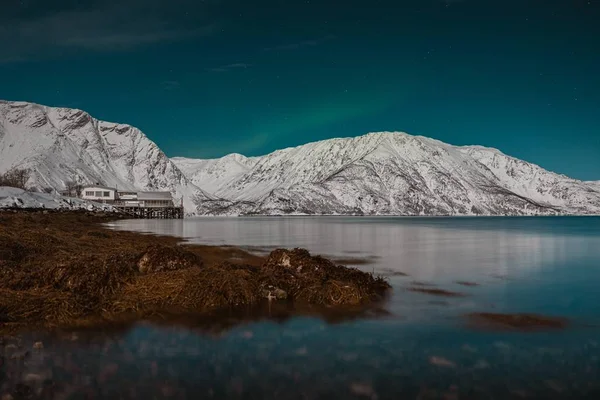 Дивовижні краєвиди замерзлого озера, оточеного сніжними горами в Альті (Норвегія). — стокове фото