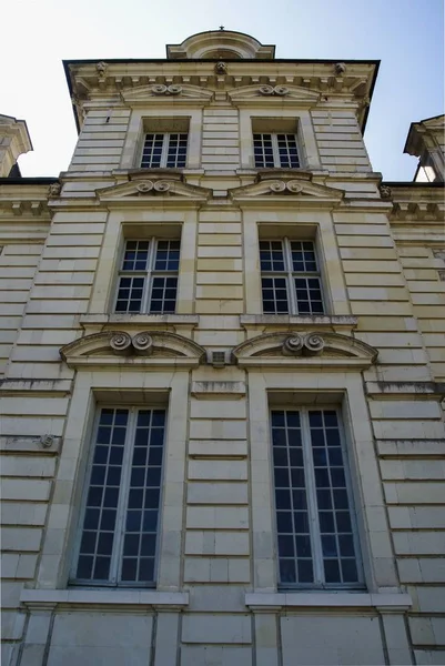 Vertical tiro de ângulo baixo de uma parte da fachada do castelo de Cheverny na França — Fotografia de Stock