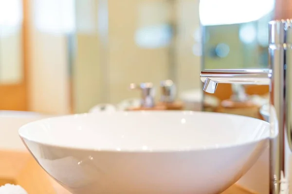 Селективный фокус снимка серебряного крана в ванной комнате — стоковое фото