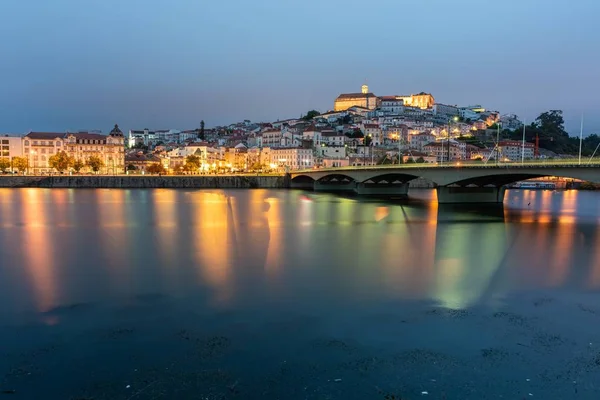 Puente Sobre Mar Rodeado Coimbra Con Las Luces Reflejando Sobre — Foto de Stock