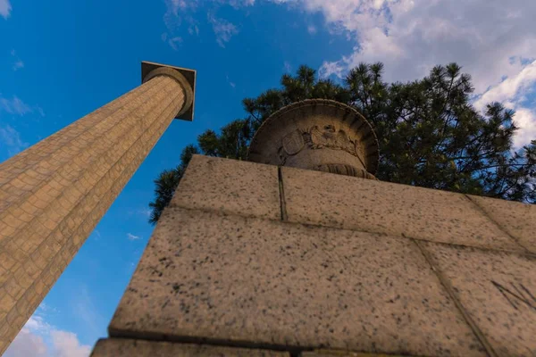 Baixo ângulo de tiro do famoso Perry 's Victory & International Peace Memorial, Ohio, EUA — Fotografia de Stock