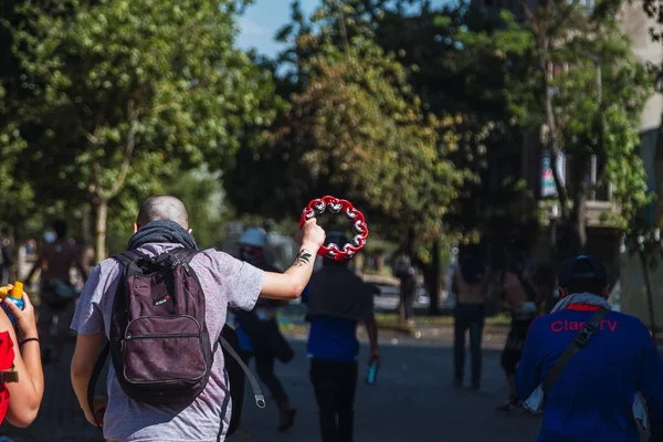 Protestas de Santiago muestran su insatisfacción con el gobierno chileno por la crisis social —  Fotos de Stock