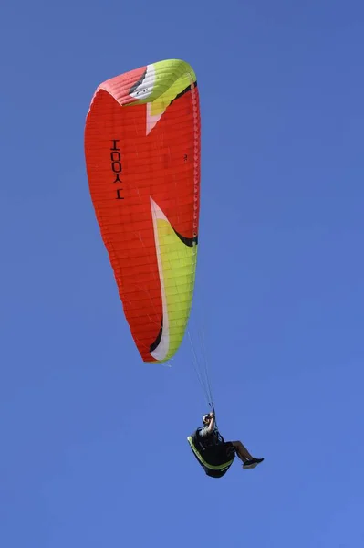 Mooloolaba Australia Jan 2020 Parasailer Gliding Clear Blue Sky — Stok Foto