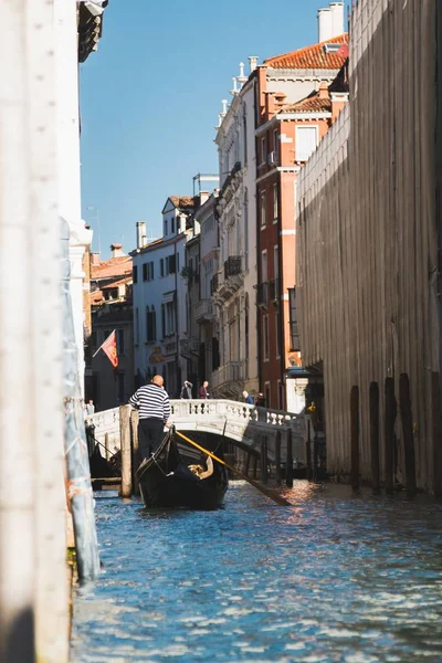 Вертикальный кадр лодки на узком канале в центре зданий в Венеции Италия — стоковое фото