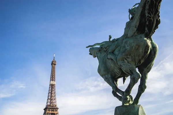 在法国巴黎的背景下，拉 · 法兰西（La France renaissante）与埃菲尔铁塔的雕像 — 图库照片