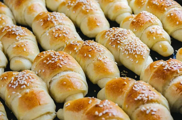 Primo piano di deliziosi piccoli croissant tirati fuori dal forno - perfetti per un blog di cucina — Foto Stock