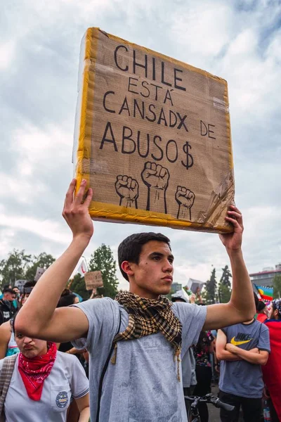 Протесты в Сантьяго демонстрируют недовольство чилийским правительством из-за социального кризиса — стоковое фото
