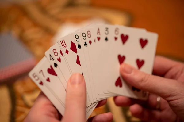 Närbild selektiv fokus skott av en hand som håller en hand av spelkort — Stockfoto