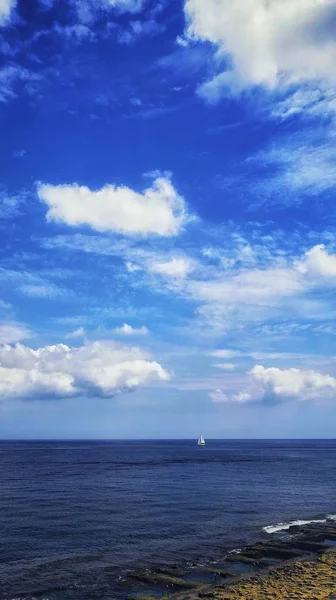 Tiro vertical de um navio navegando sobre o oceano calmo — Fotografia de Stock
