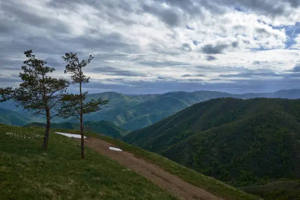 Beau paysage montagneux sous le ciel nuageux sur la campagne — Photo