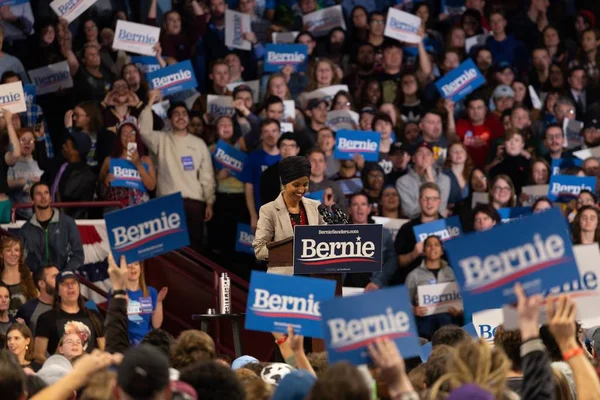 Scène van de verwarmde rally van Bernie Sanders met de menigte die spandoeken vasthoudt die actief juichen — Stockfoto