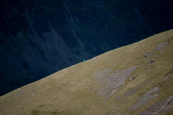 Una Persona Che Cammina Sulla Montagna Lontananza — Foto Stock