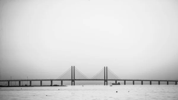 Beautiful shot of the Öresundsbron bridge over the sea with a foggy background — Stock Photo, Image