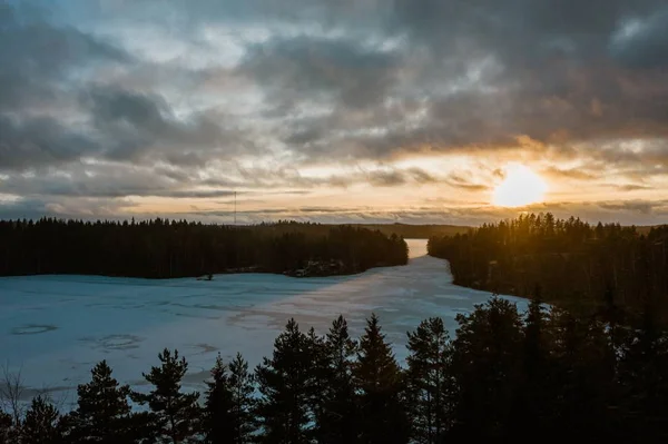 Plan grand angle de paysages hivernaux gelés merveilleux en Finlande — Photo