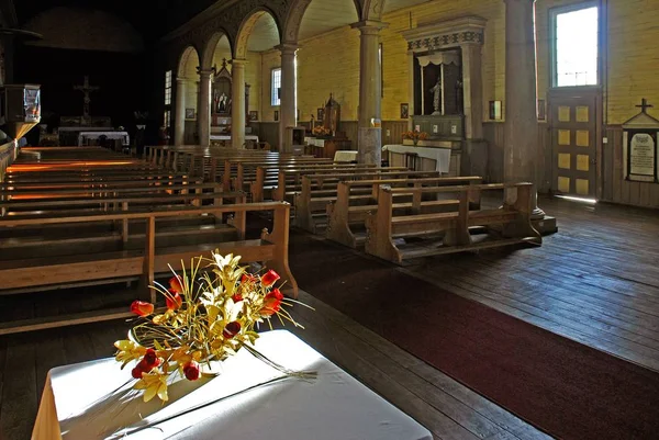 Wnętrze kościoła z kwiatem pod słońcem — Zdjęcie stockowe