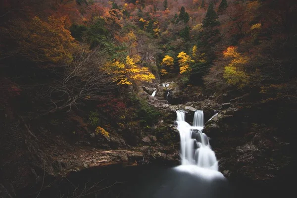 Cachoeira fluindo no meio de montanhas rochosas no desfiladeiro de Sandankyo, Japão — Fotografia de Stock