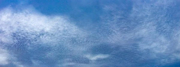 Céu nublado azul durante o dia - uma imagem legal para papéis de parede e fundos — Fotografia de Stock