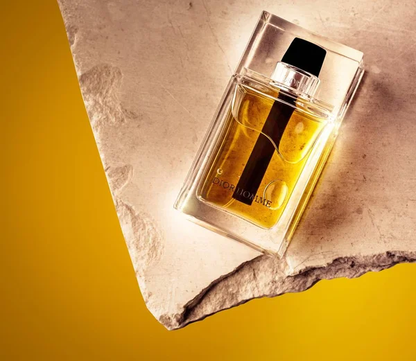 Zbliżenie słynnej butelki perfum z żółtym tłem — Zdjęcie stockowe