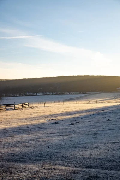 Függőleges lövés egy völgy borított hó és a fény a nap télen — Stock Fotó