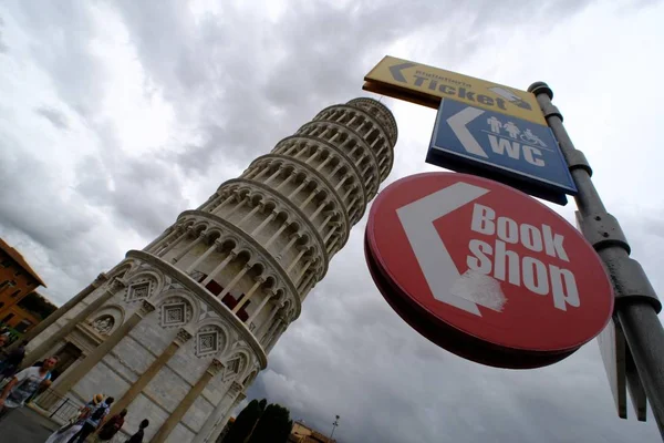 Turism in Italy, Pissa tower signs and posts — 스톡 사진